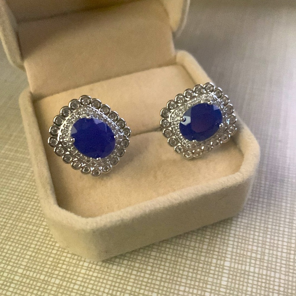 Eye catching Sapphire Cz studs 925 earrings